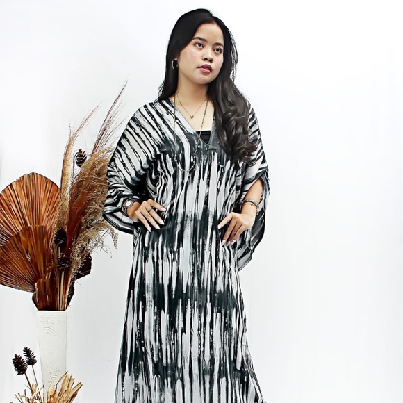 0123/ Black and White Long Kaftan - Picture 1 of 11